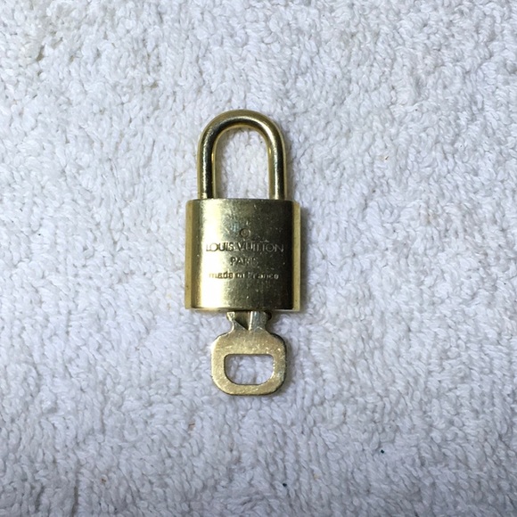 Louis Vuitton Brass '309' Padlock in Goldtone with Goldtone Key (||) - Picture 2 of 7